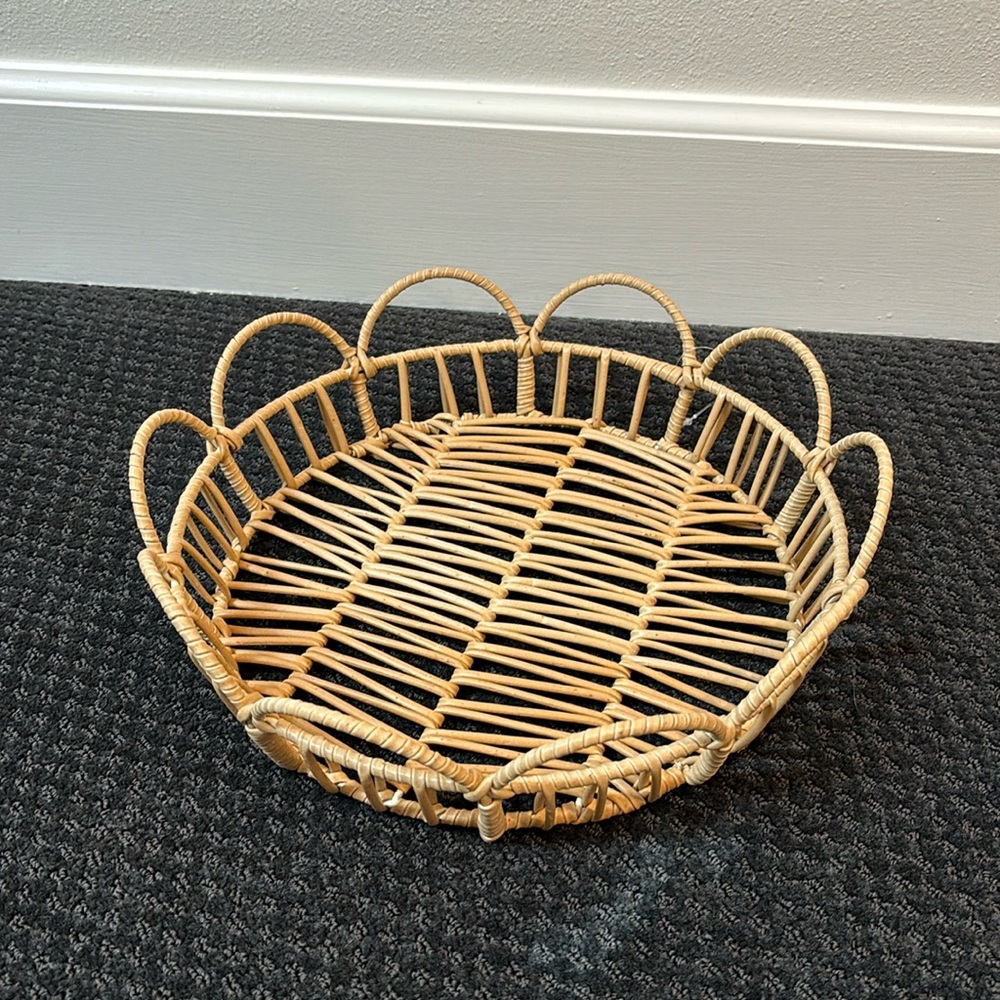 Small scalloped tray